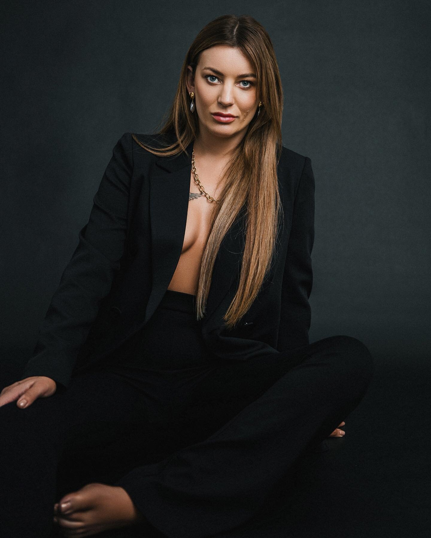 Striking 🦋
Sarah wanted to create something completely different to what we had captured in previous shoots - she wanted a major shift - daring  bold, powerful & captivating ✨
I always love photographing you Sarah ❤️
//
@en_light_n_drsarahjane