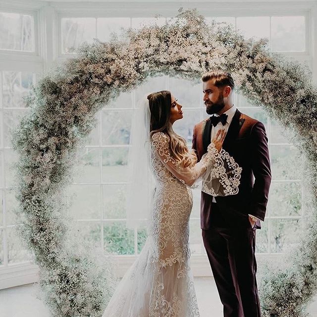 Oodles and oodles of babies breath made this ceremony backdrop so spectacular. I just love when one type of flower is used in abundance! Planning @starhansenevents via @kelly_patrice. Venue @maliboulakelodge. Florals @nuleafdesign. 📷 @laurendixonpho