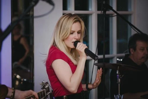 Carley singing at Katy and Ben's warwickshire wedding