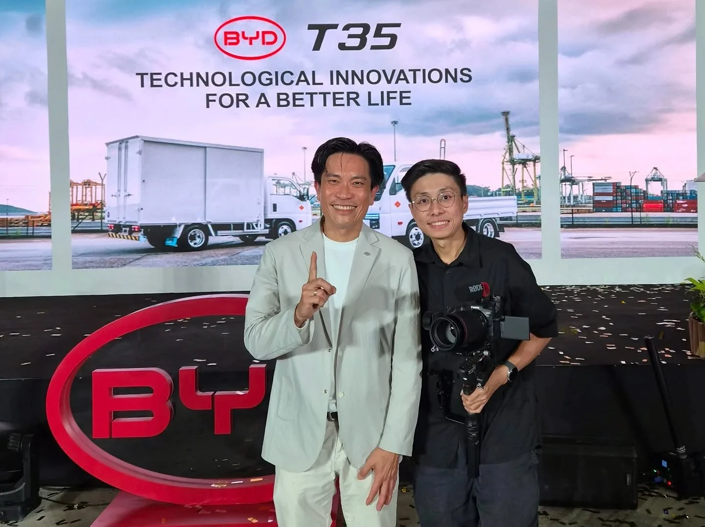 A proud moment for our videographer to meet the Managing Director of BYD Singapore at the T35 launch 🎥✨

#bydsingapore #windowhousemedia #snapwithcanon #singapore #pasirpanjangpowerstation