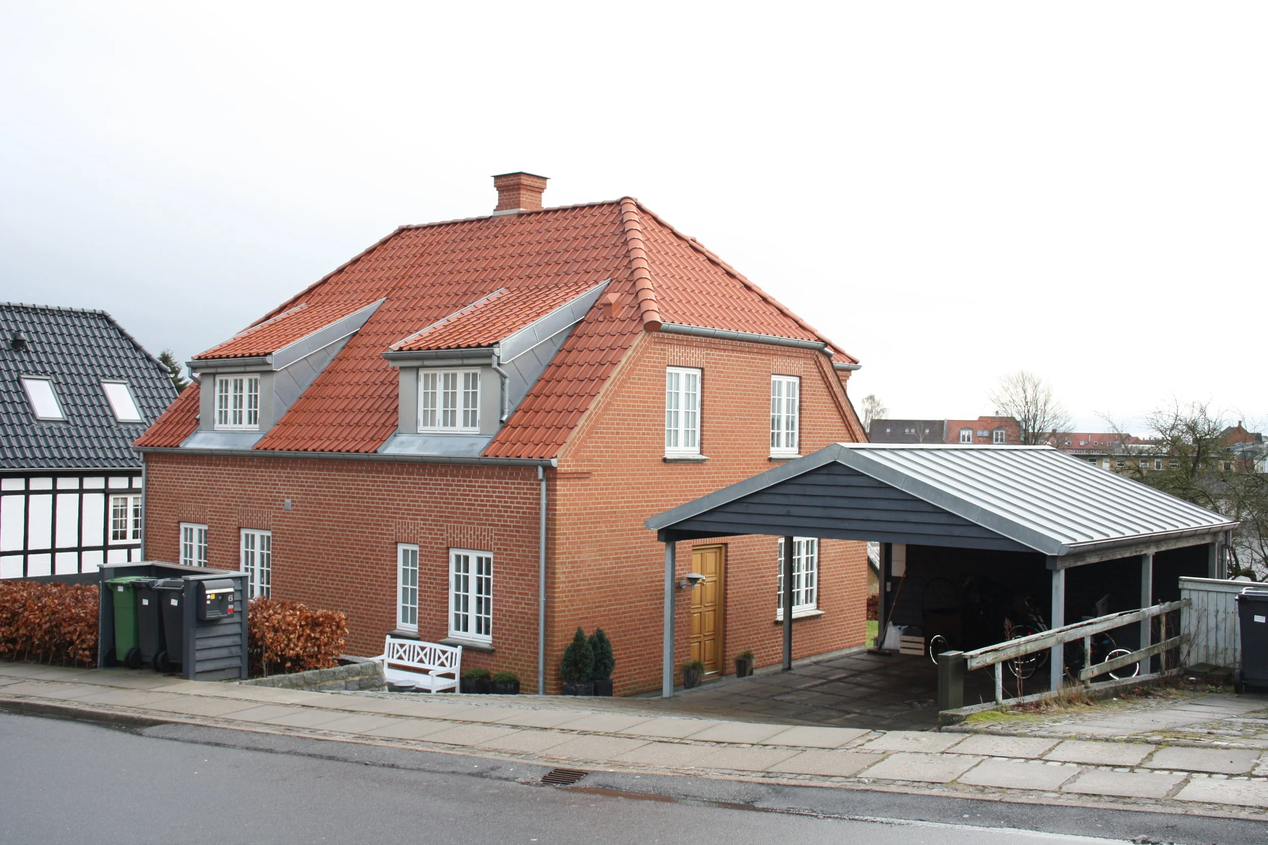  Fuldmuret enfamiliehus i 3 etager. kælder fritlagt mod haven.  Tegnet og søgt ved myndighederne af David Drejer. 