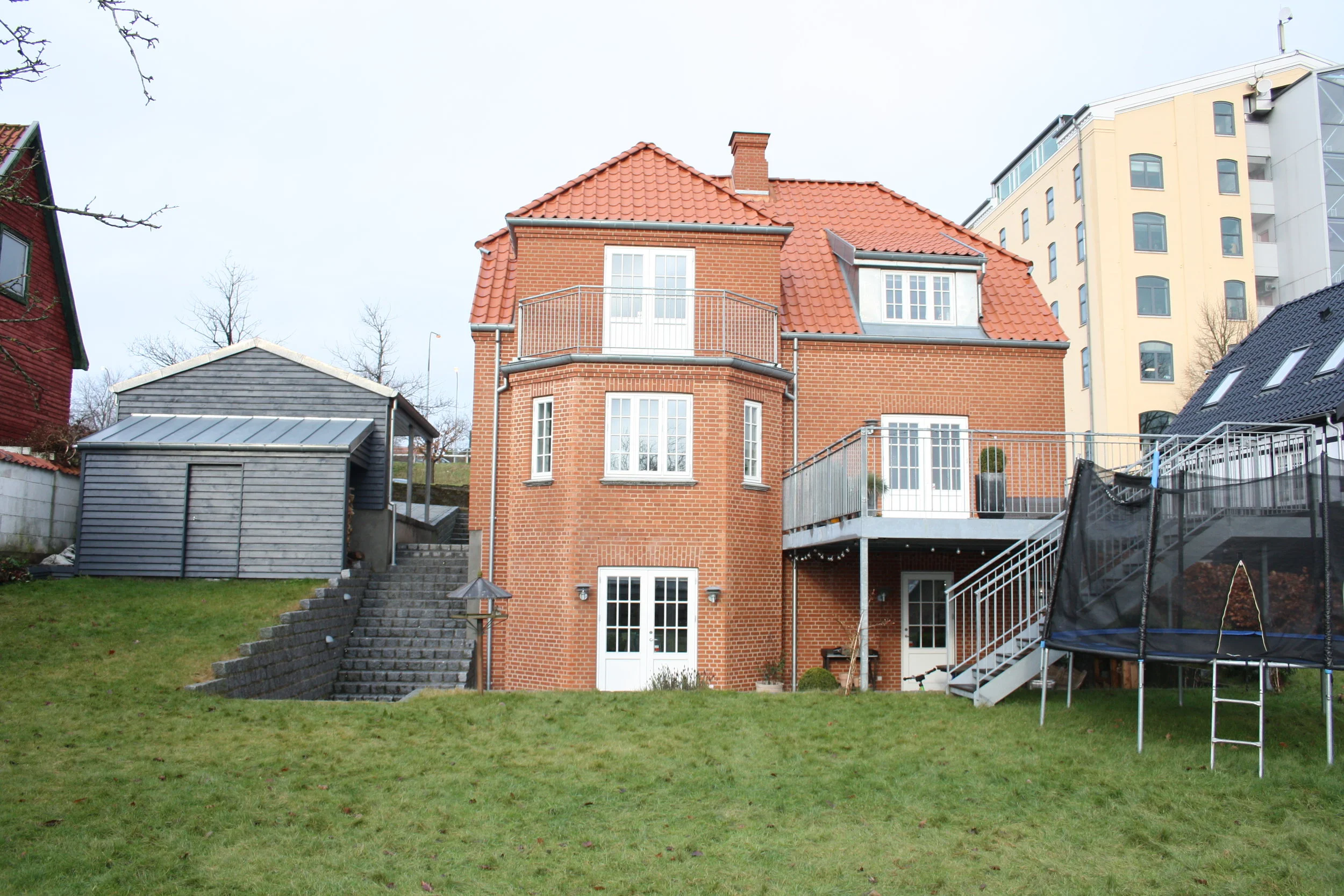  Stort &amp; rummeligt hus på forholdsvis lille grund i Skanderborg.  Her er virklig kræset for detaljerne, samtidig med at følge byggeskik, og sikre løsninger for mindst mulig vedligehold. 