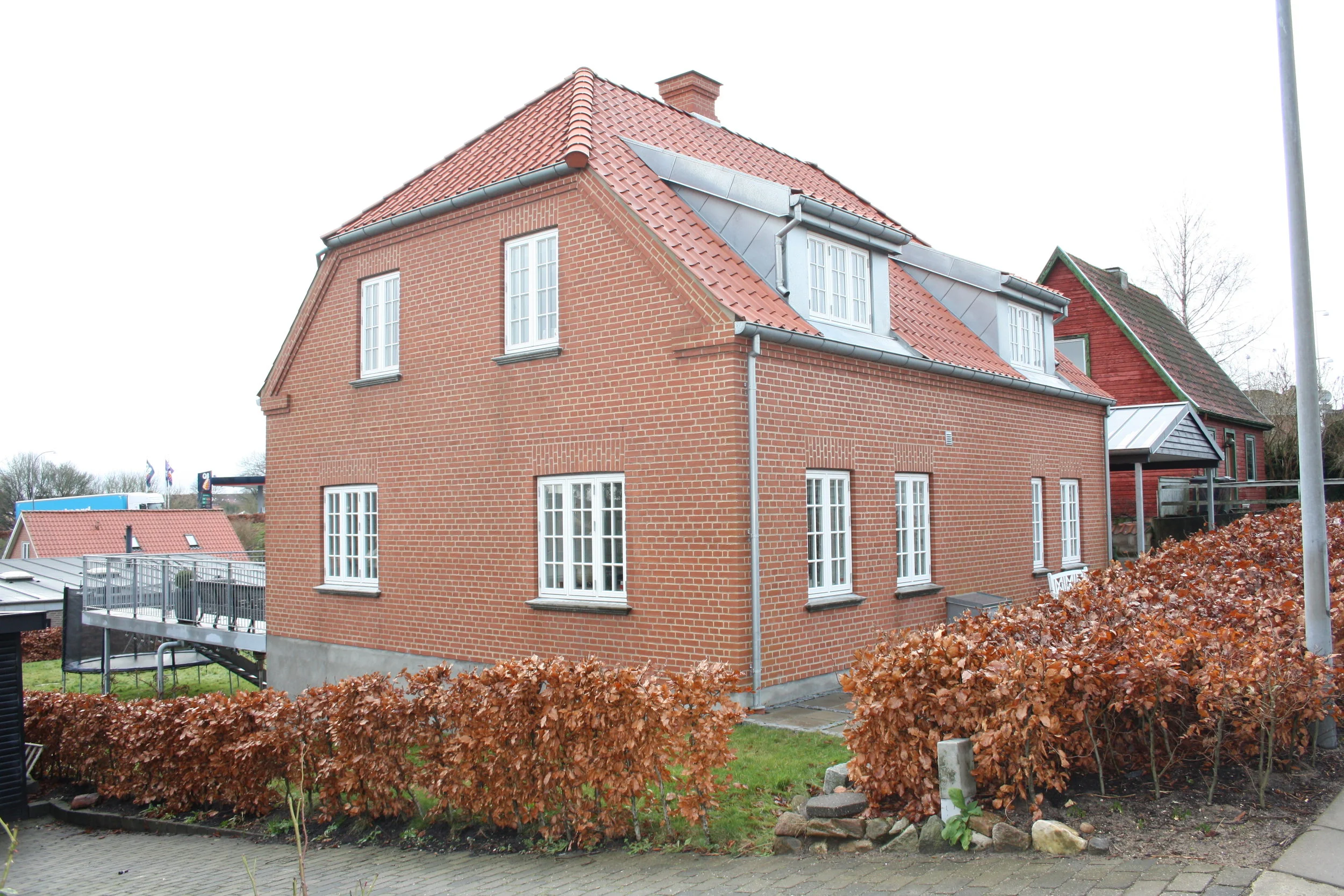  Det brede hus, gav stor mulighed for gode værelser og bad på første sal.  Vedligeholdsfrie kviste, tilpasset den flotte facade og tagkonstruktion. 