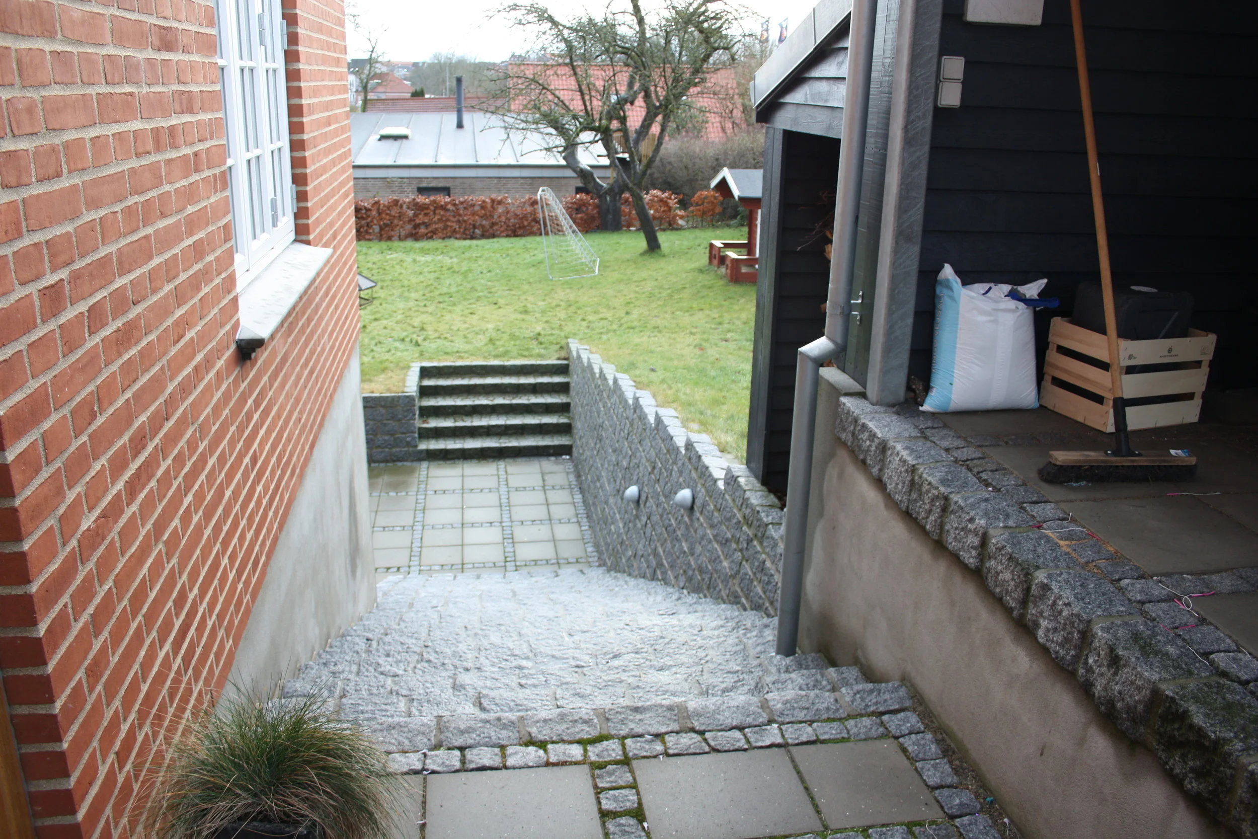  Belægninger og trapper blev tidligt indtænkt i projektet, støttemure og bede til det grønne indslag har kunden selv indtænkt.  Dejligt med kunder der har god stil og lever sig ind i projektet. 