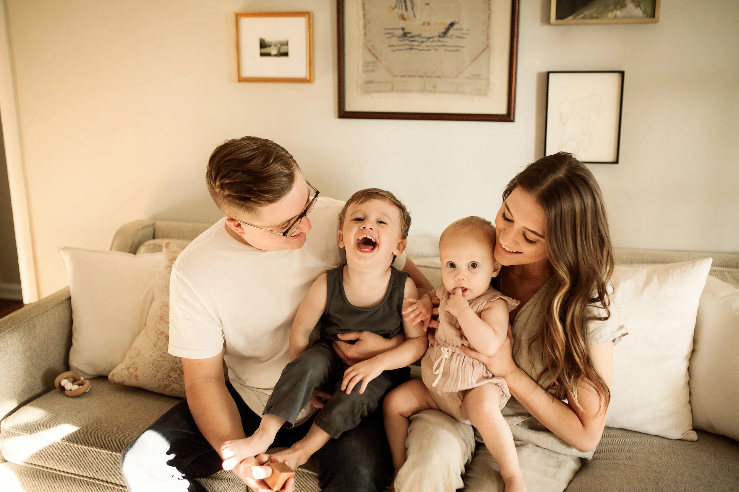 Are you a fan of neutrals? The Benton family killed it for their in-home session! Gorgeous neutrals with soft textures. Just perfect!