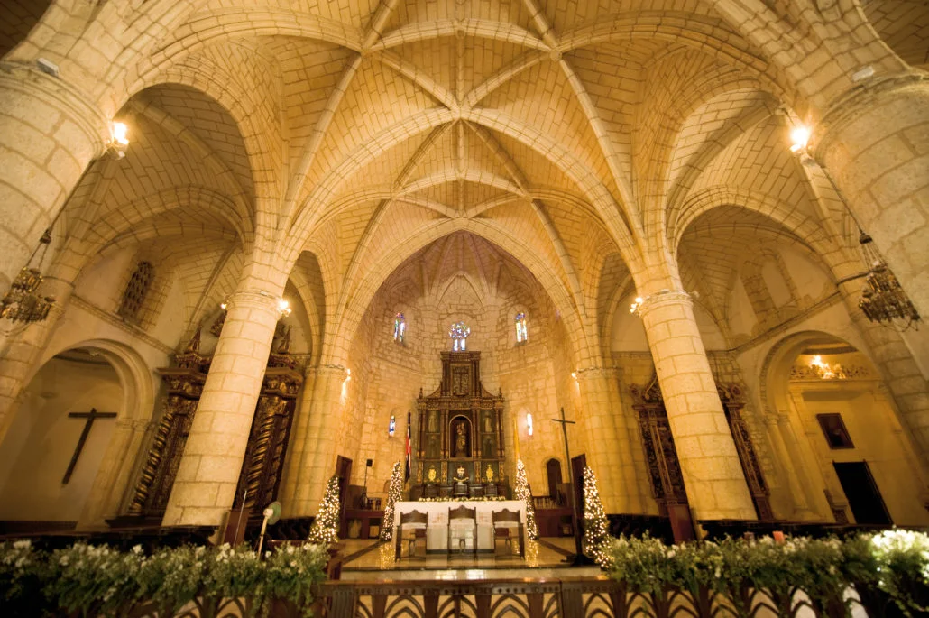 1. La Catedral Primada de América (The First Cathedral in America): La Catedral Primada de América, a UNESCO World Heritage Site and the oldest cathedral in the Americas built between 1512 and 1540. Step inside the stunning architecture and visit the tomb of Christopher Columbus.