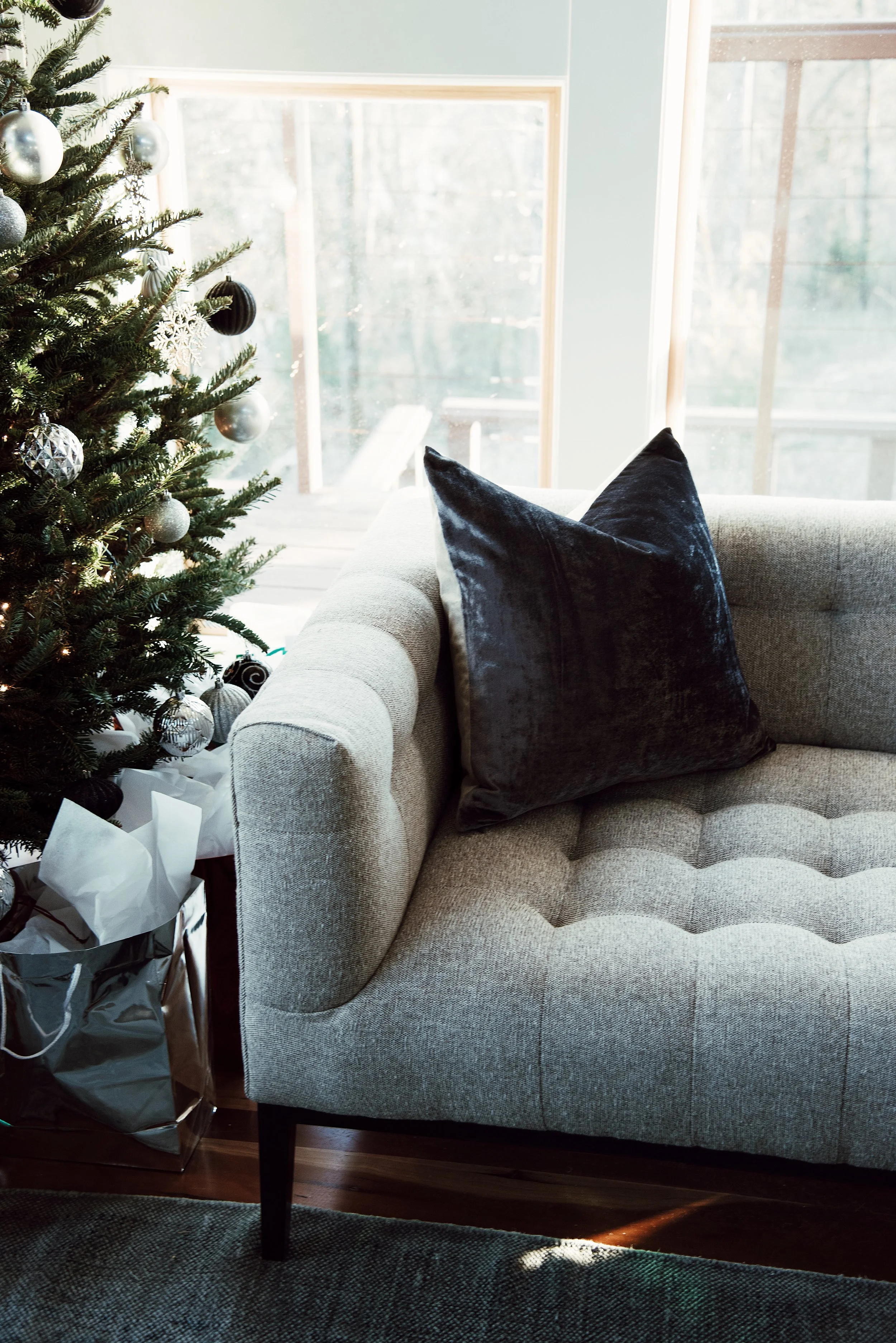 furnature-christmas-tree-getaway-winter-bright-interior-12th-table-decor.jpg