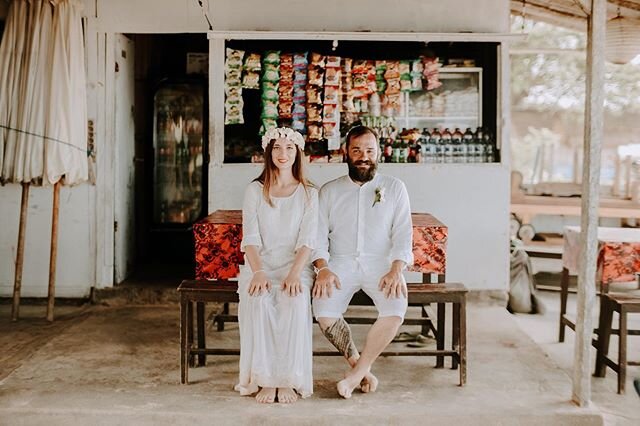 Typical of authenticity in Bali. #elopementwedding #balielopement &bull;
&bull;
#saintvoyagebohemianstyle 
#the_bali_wedding #photobugcommunity #junebugweddings #intimatewedding #weddingphotography #theweddingscoop #honeymoon #honeymoonphotography #e