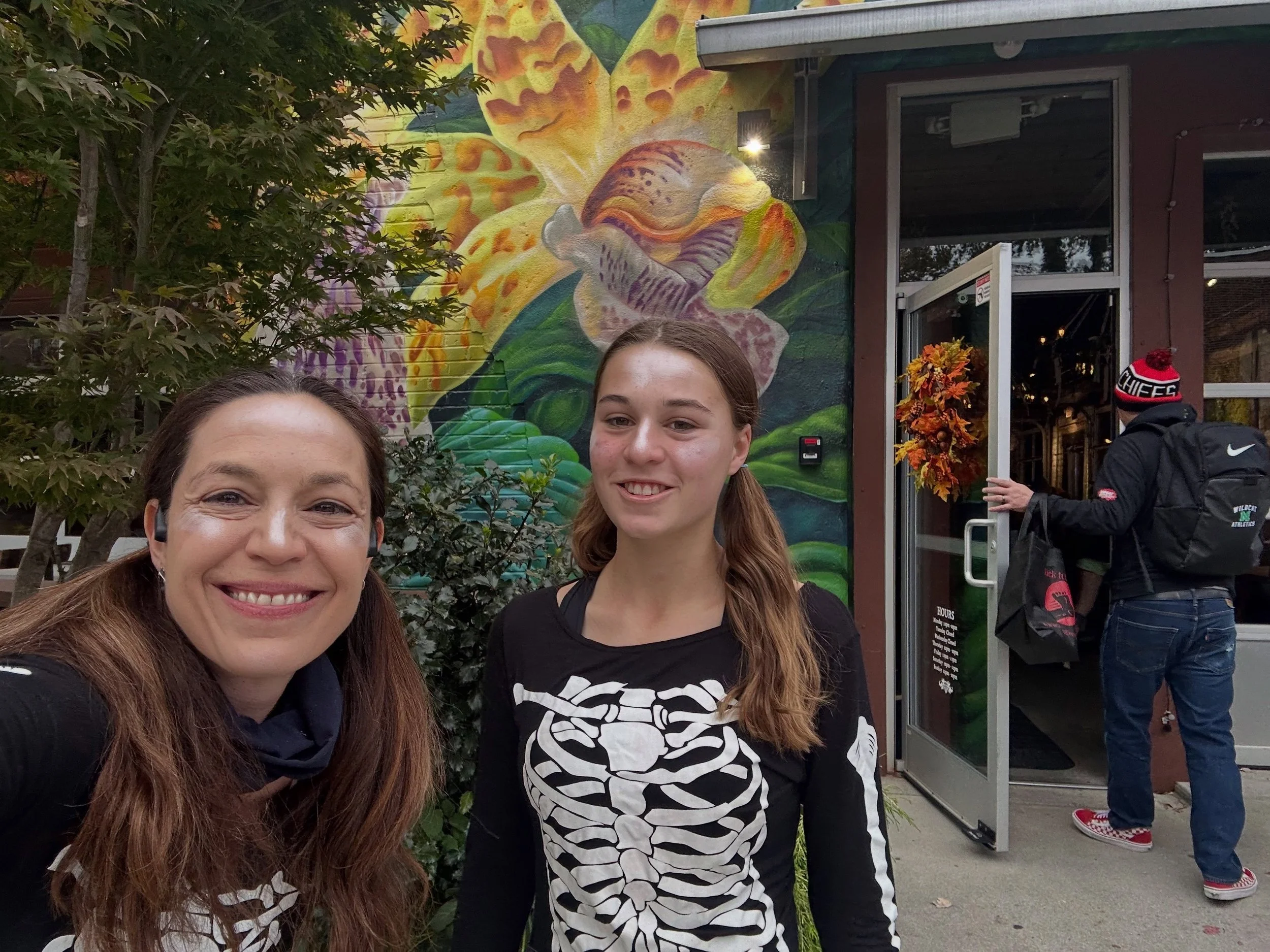 @wickedspooky5k is the BEST! Start your Halloween with a 5k , friends, and a maybe win a giant pumpkin!🎃 
@kickitevents