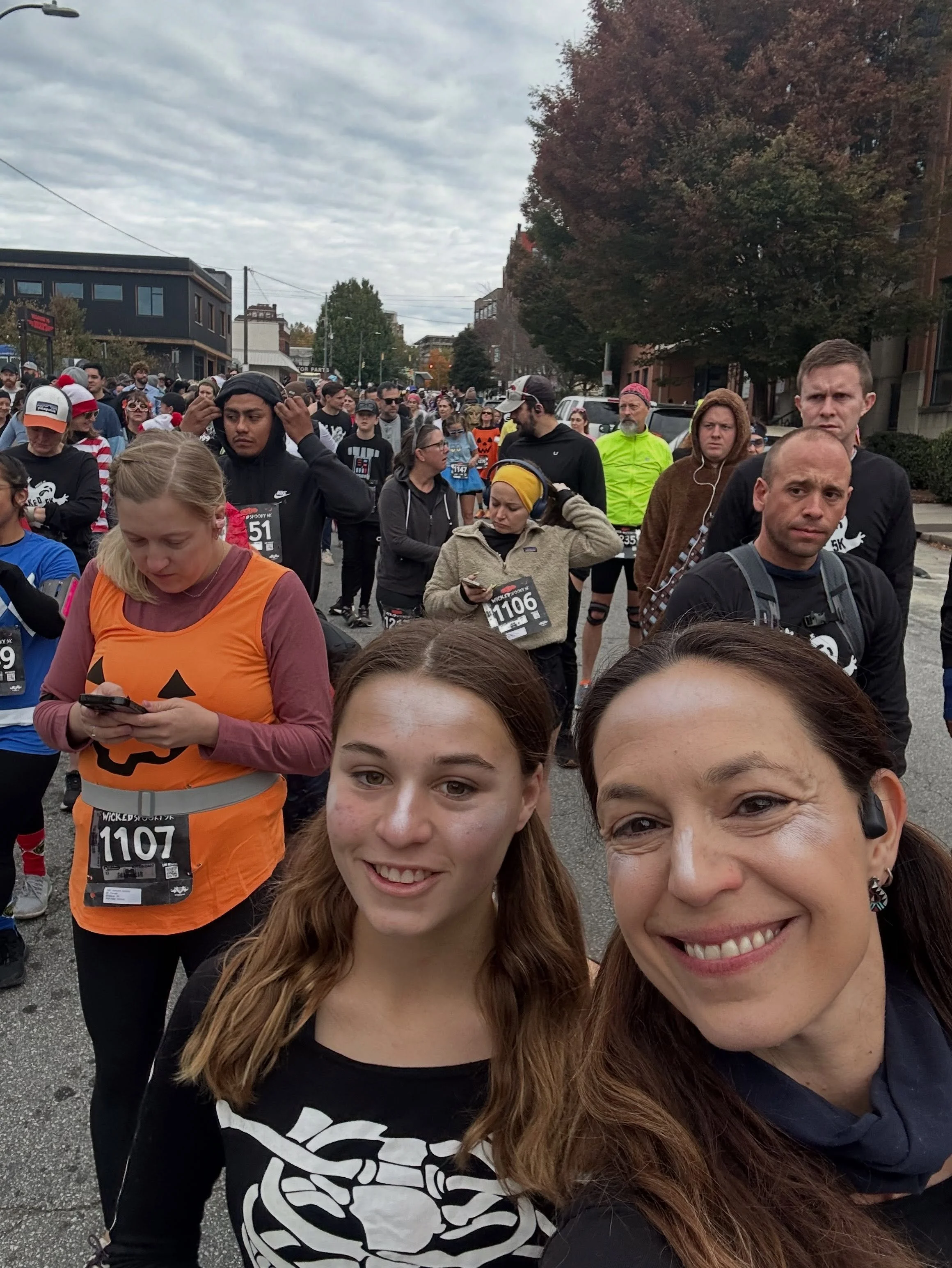 🎃Have a great Halloween weekend !!! Looking forward to some fun times at the @wickedspooky5k with Ava and a lot of the RAD Sunday runners 🥳