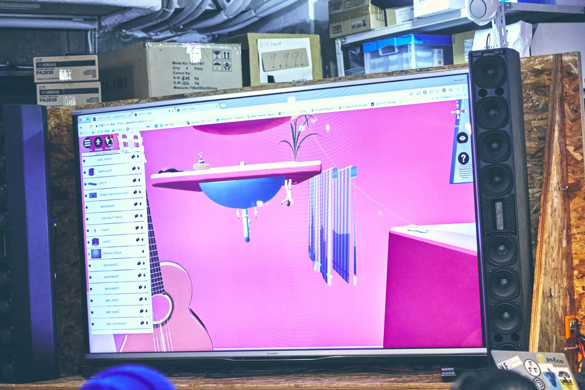 でんすけ28号さんの作品「Qiezi Mabo Forever - VR ver.」。ミュージックビデオの世界を3次元で表現。無限の空間を制作できるVRで、あえて狭小の空間をデザインした