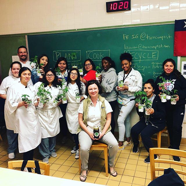 Last week Lauren taught a garden to table to garden class to the culinary school students at Skyline high school. They talked about growing, cooking, and recycling their food in an urban environment. Swipe to see more!
.
#turndallas #turncompost #tur