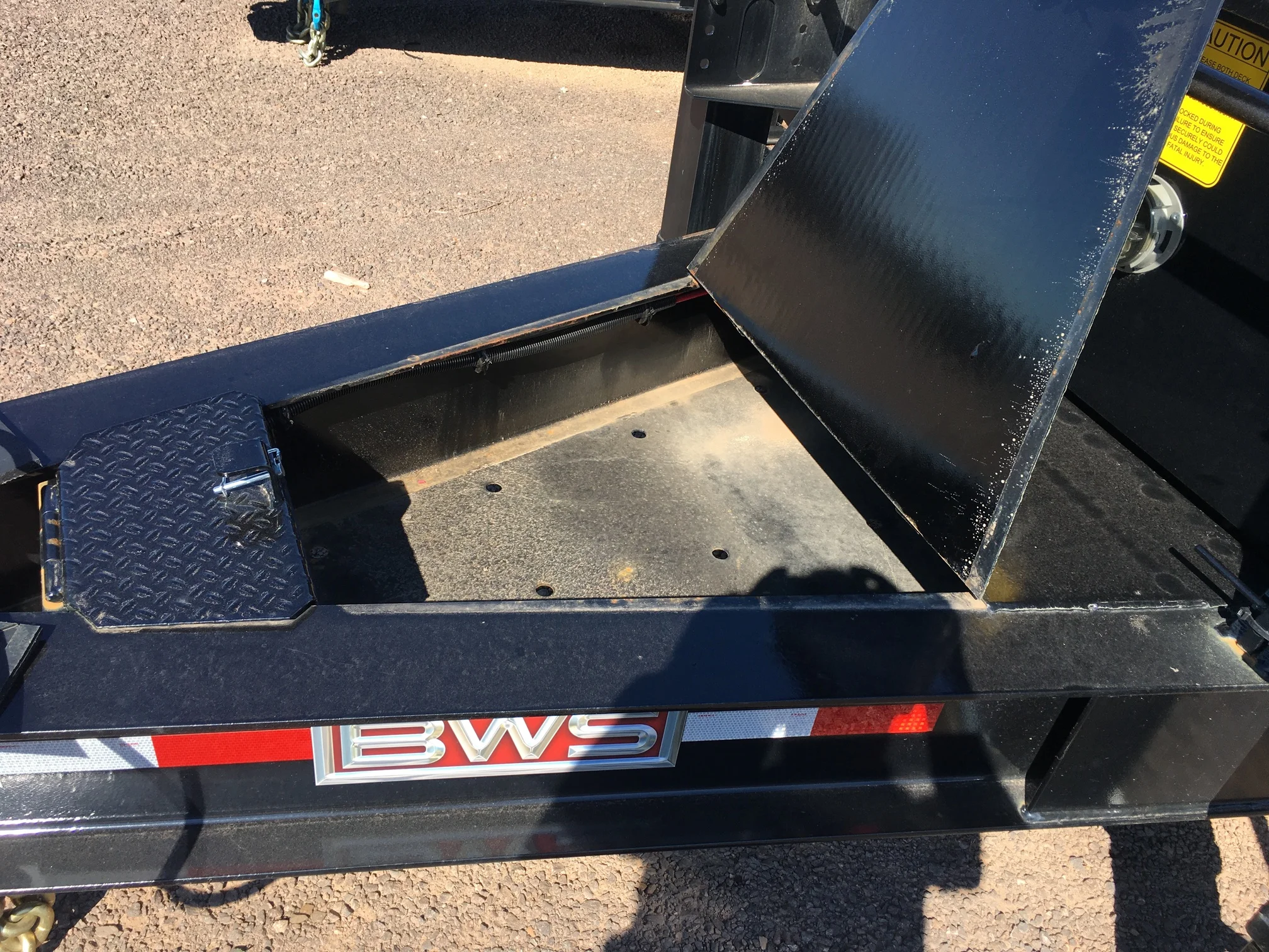KA001519 NE3855 Toolbox open.jpg