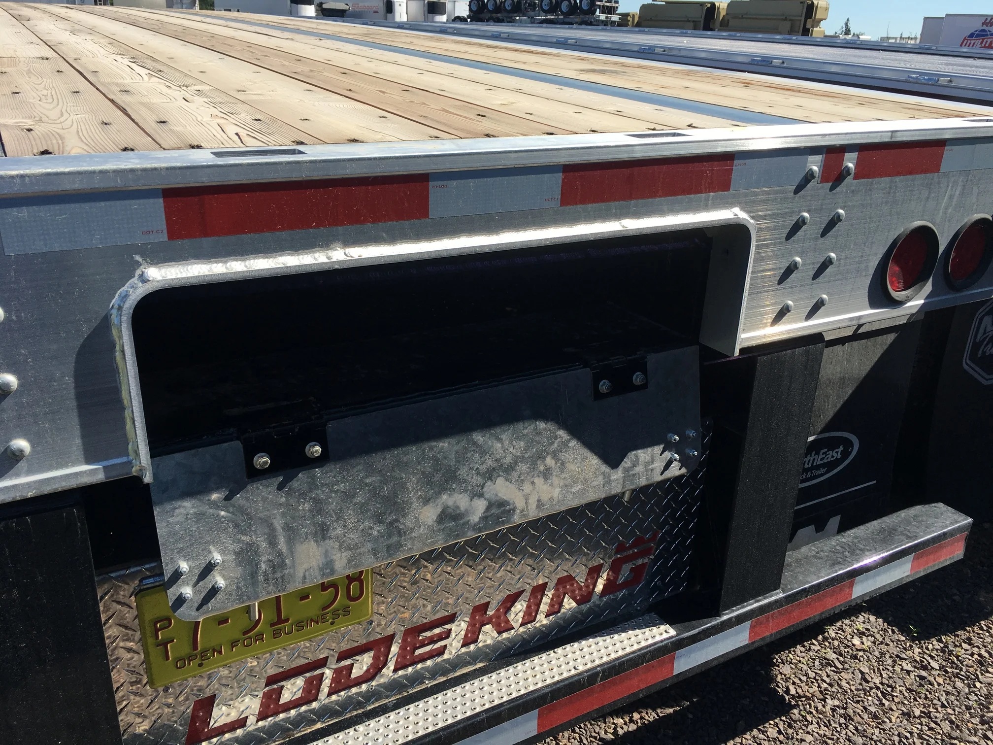 LL068313 & LL068314 NE4221 & NE4222 Rear dunnage open.jpg