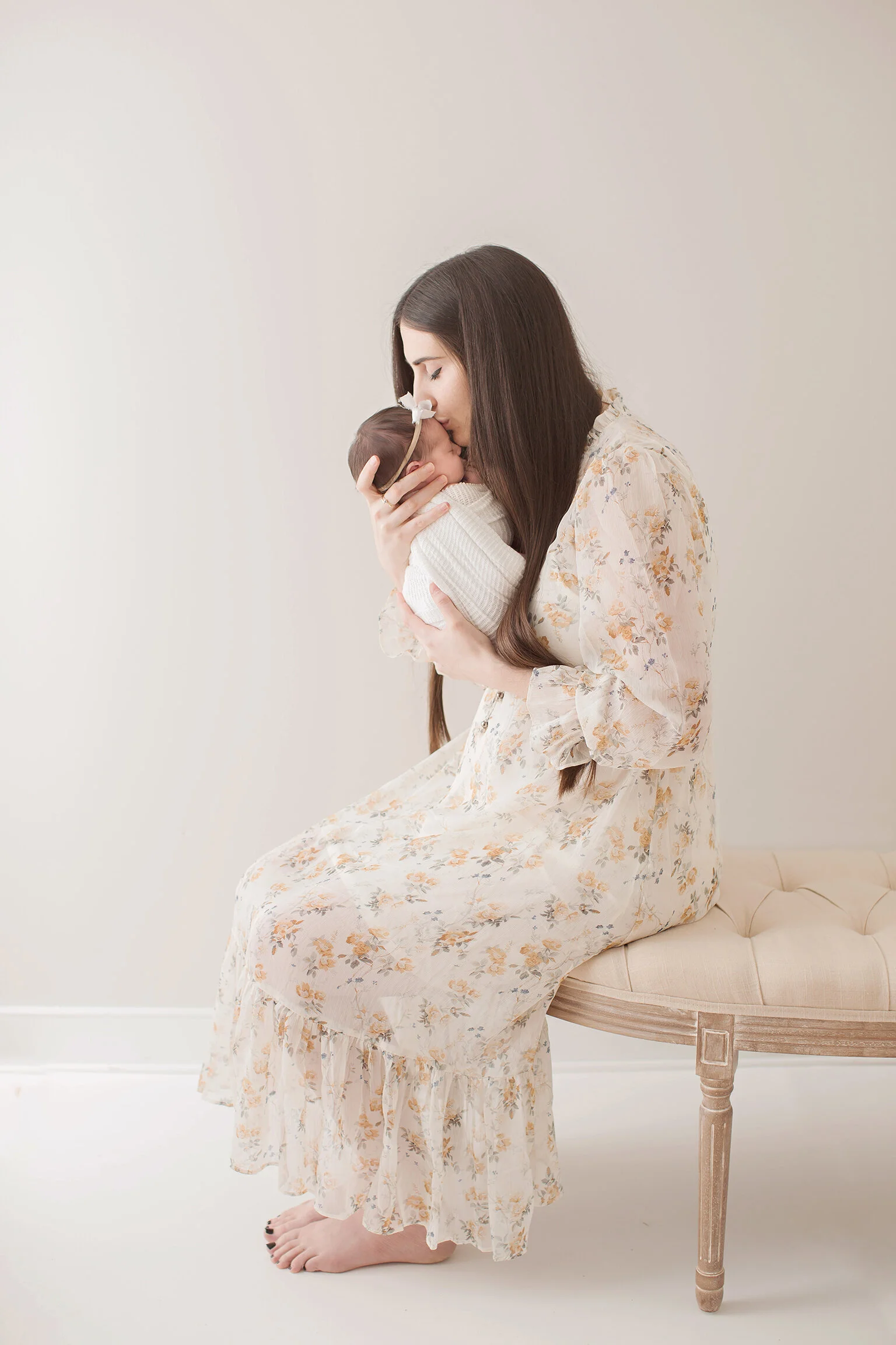 mom kissing newborn phildealphia