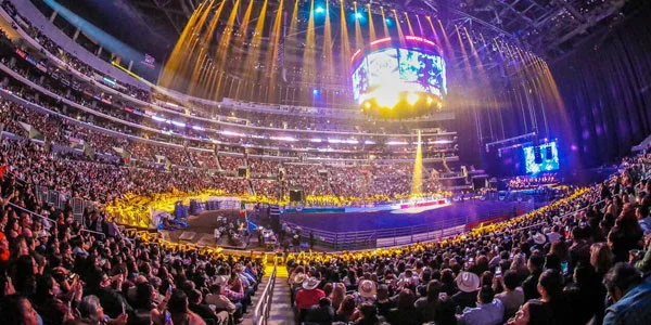 Tras 20 años, Pepe Aguilar volvió a cantar a caballo en Jaripeo Sin Fronteras