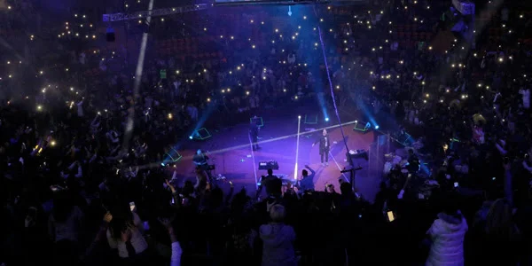Río Roma puso a cantar a miles de asistentes en el Palenque de León