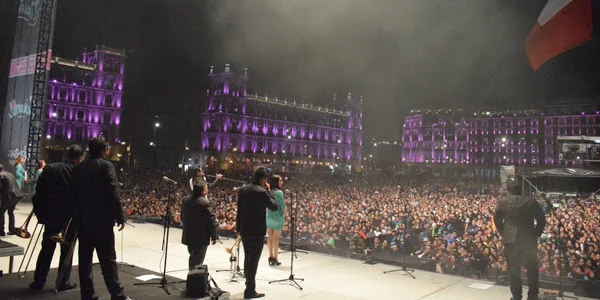 Los Ángeles Azules convirtieron el Zócalo de la CDMX en una gran pista de baile