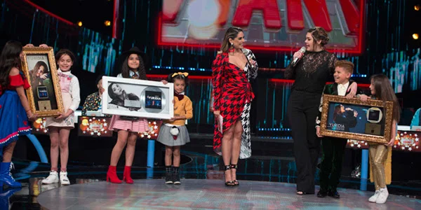 Yuridia visitó a los Pequeños Gigantes y recibió Disco de Platino y Disco de Oro por Primera Fila