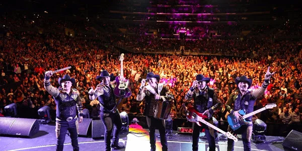 Bronco pisó por primera vez el escenario del Staples Center de Los Ángeles e hizo vibrar a más de 10 mil personas