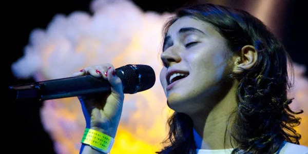 Con un potente show acústico, Tessa ia cerró la tercera edición del Indie Market Day