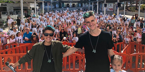 Adexe & Nau triunfan en España con firmas de autógrafos para miles de personas y conciertos abarrotados