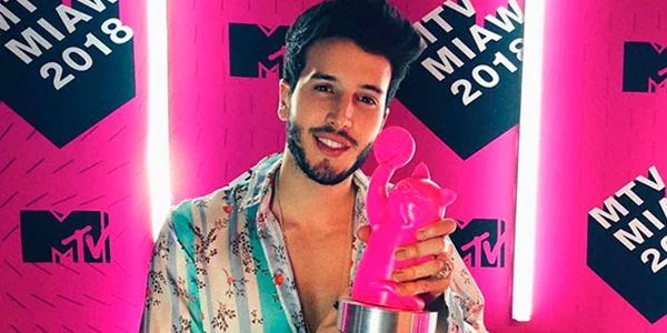 Sebastián Yatra, imparable: su álbum Mantra se apodera de los charts e impresiona con su participación en los MTV Miaw