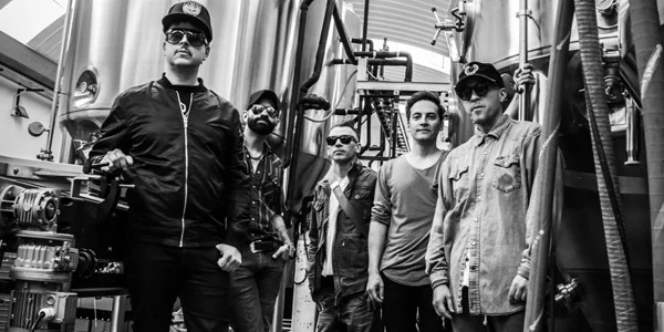 Este viernes Kinky lanzará “Loco”, nuevo sencillo de su más reciente disco Nada Vale Más Que Tú