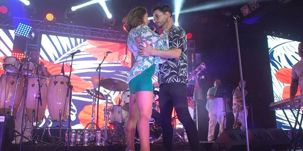 María León fue invitada especial de Juan Solo en el Lunario del Auditorio Nacional, juntos cantaron a ritmo de salsa “Amor Ilegal”