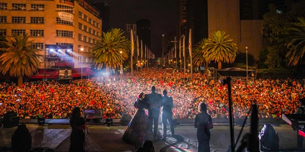 Pepe Aguilar festejó el Día del Padre en el Monumento a la Revolución con un concierto al más puro estilo mexicano