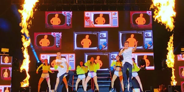 El ritmo urbano de Adexe & Nau cimbró el Palacio de los Deportes el pasado viernes