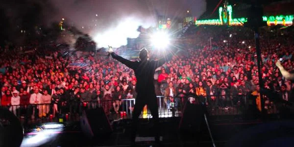 Con la alegría que caracteriza su show, Yahir participó en las fiesta patrias de Puebla