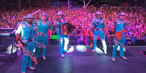 Bronco cimbró la Plaza de los Tres Poderes de Baja California