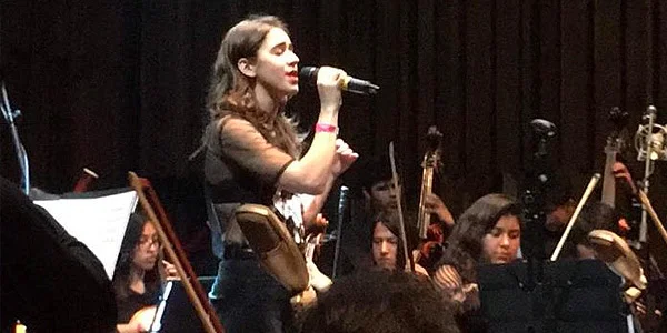 Tessa Ia formó parte del concierto sinfónico Mujeres en el Rock en el Centro Cultural España
