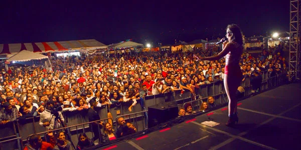 María León triunfó en su tierra natal al presentarse en el Festival de la Cerveza, en Guadalajara, ante más de siete mil personas