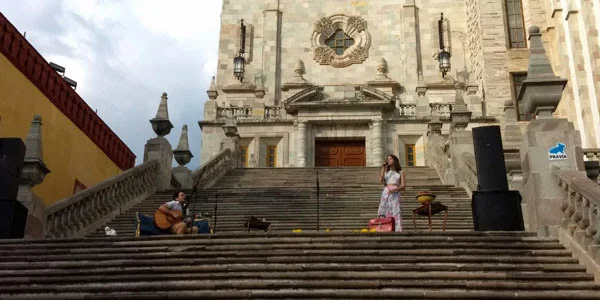 En las emblemáticas escalinatas de la Universidad de Guanajuato, Tessa Ia interpretó su nuevo sencillo “Tú y yo”