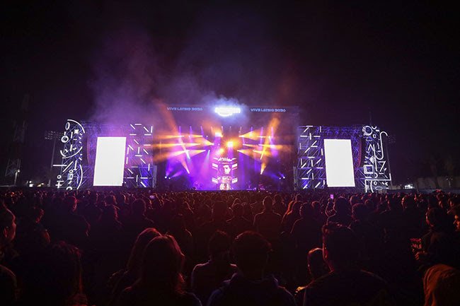 Moenia cierra el primer día del Vive Latino 2026 con una espectacular presentación en el Estadio GNP Seguros