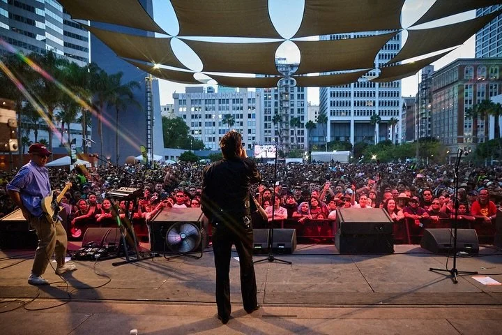 Postales de @kinkytheband en Los &Aacute;ngeles este fin de semana 🔥🤩. &iexcl;Que gran noche Pershing Square! 

Pr&oacute;ximas fechas:
🌵Mexicali: 5 de Septiembre | Rock en el Desierto Cometa
🎸Chicago: 12 de Septiembre | Park West