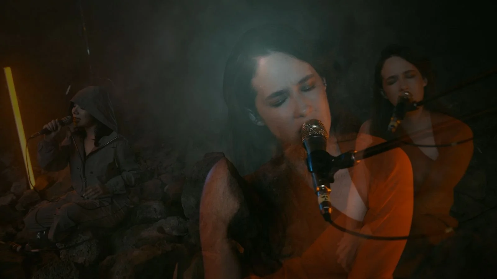 Ximena Sariñana presenta "Frágil" en vivo desde el volcán Xitle y destapa su nuevo disco Existencia Kamikaze