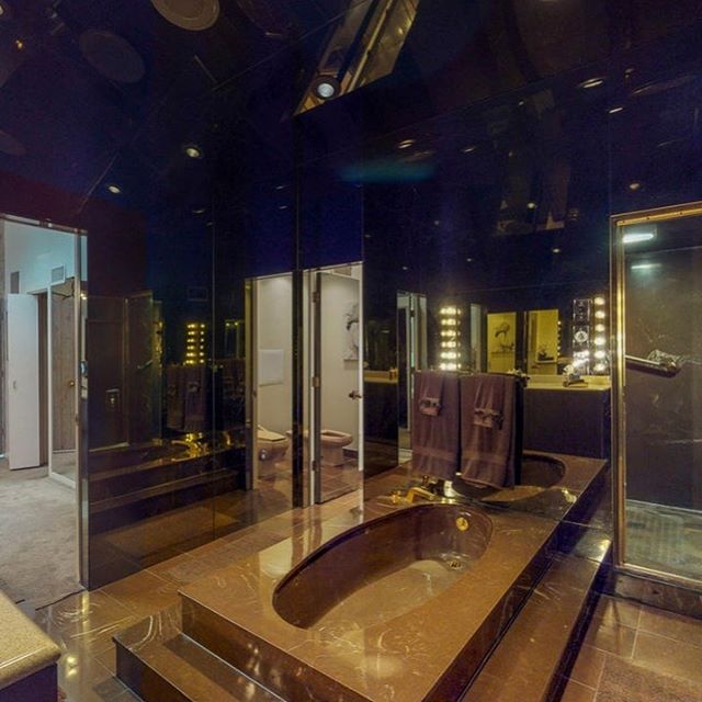 Unique bathroom!⠀
.⠀
.⠀
.⠀
.⠀
.⠀
.⠀
.⠀
.⠀
#bathroom #wc #tile #interior #realestate #bathroomgoals #milliondollarlisting #loveitorlistit #househunting #realestatephotography #realtor #broker #realestateagent #listing #home #house #property #listingagent #forsale #homesweethome #sink #shower #luxe #realestatephotography #hudsonvirtualtours #virtualreality #matterport #glamour #homesoftherich #bathtub⠀⠀