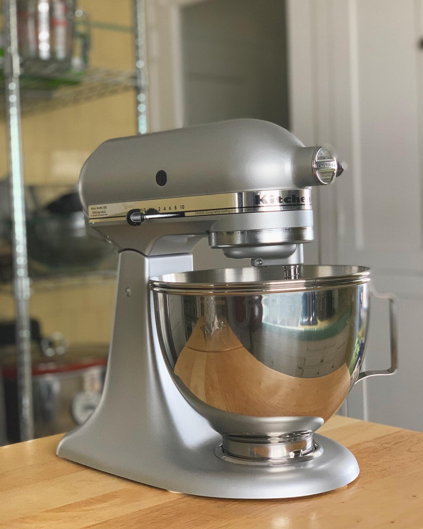 I call this a moment of triumph! After 5 long years of begging, my Mom finally broke down and gave me this gorgeous chrome @kitchenaidusa stand mixer that&rsquo;s just been sitting in her entryway closet unopened since she bought it. I&rsquo;m about 