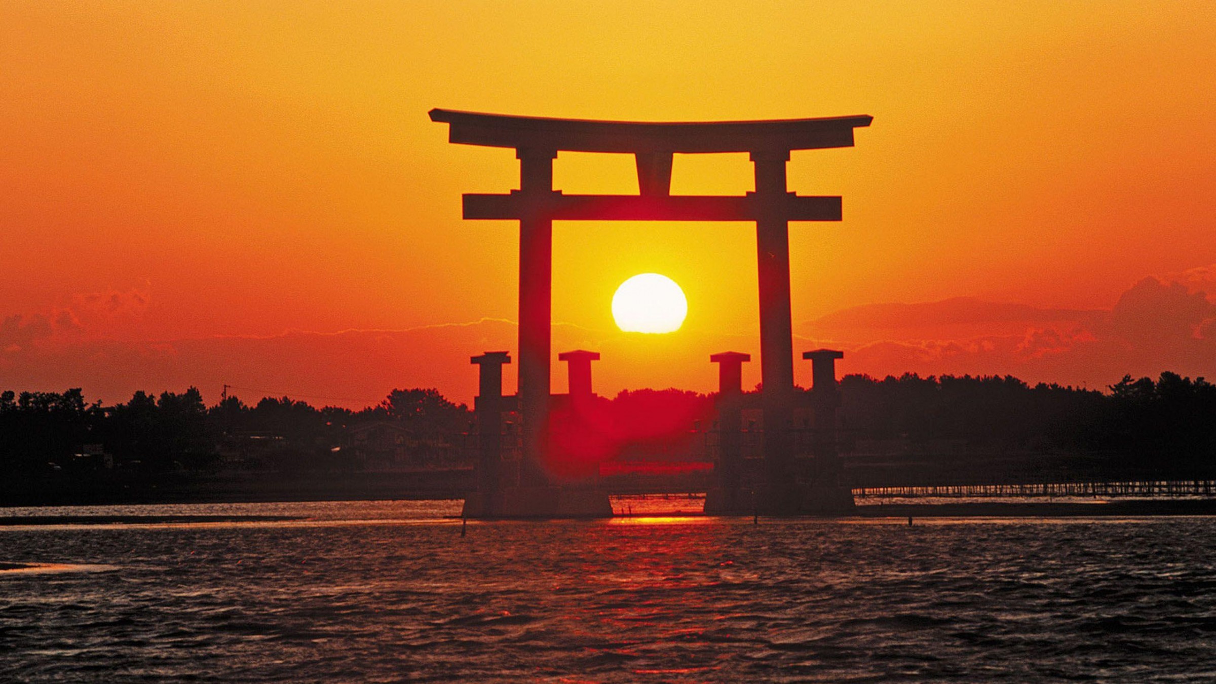 Sunrise-Grand-Gate-Itsukushima-Shrine-Miyajima-Japan-1350x2400.jpg