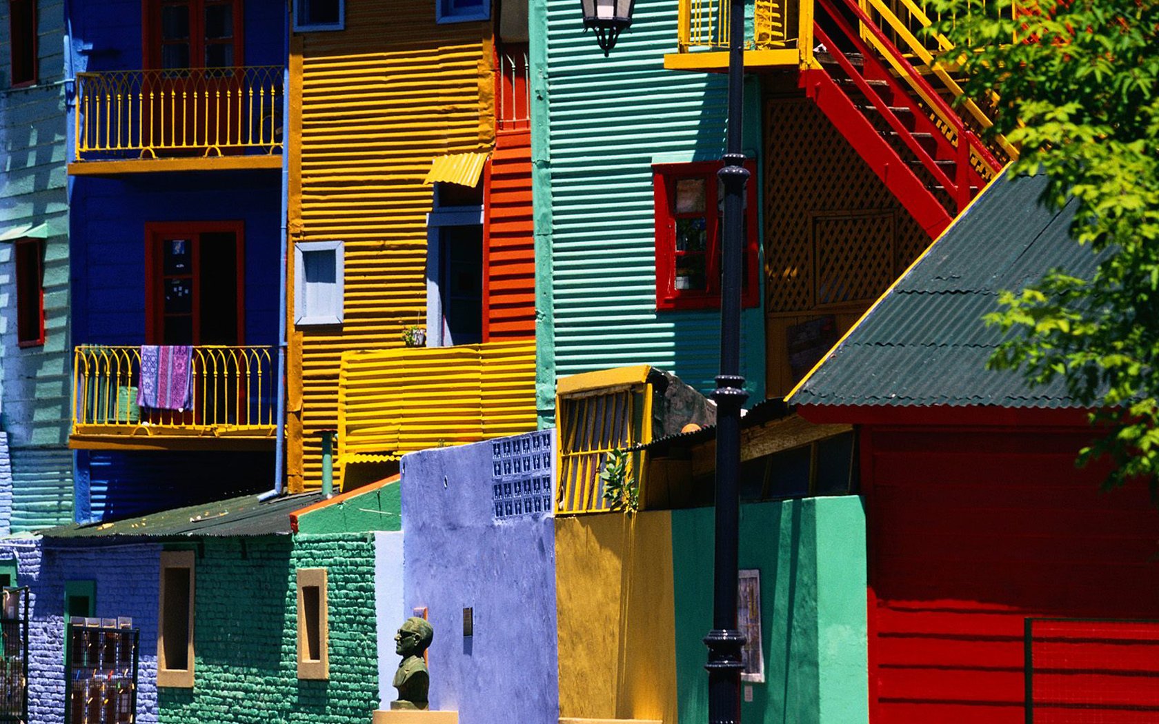 colorful-apartments-buenos-aires-argentina_1680x1050_74037.jpg