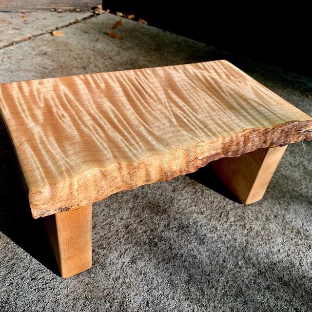 I made this little foot stool for playing guitar for my dearest neighbour @dianebarbarash. It's made from curly maple and the ripples in the grain pattern have such an amazing three dimensional effect that make it look like tiger eye (the stone). It 