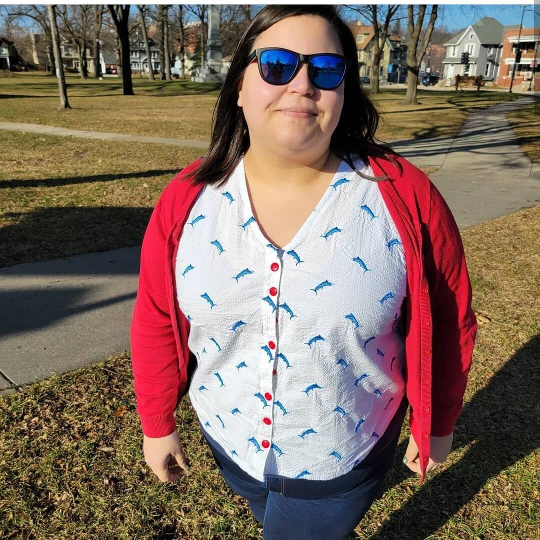 Continuing the Hana-Tank-As-A-Transitional-Layering-Staple appreciation with this super cute #pshanatank and cardigan combo from Sarah @curvypatterndatabase! The Hana tank comes with several hemline options (and both a simple tank or button-up tank o