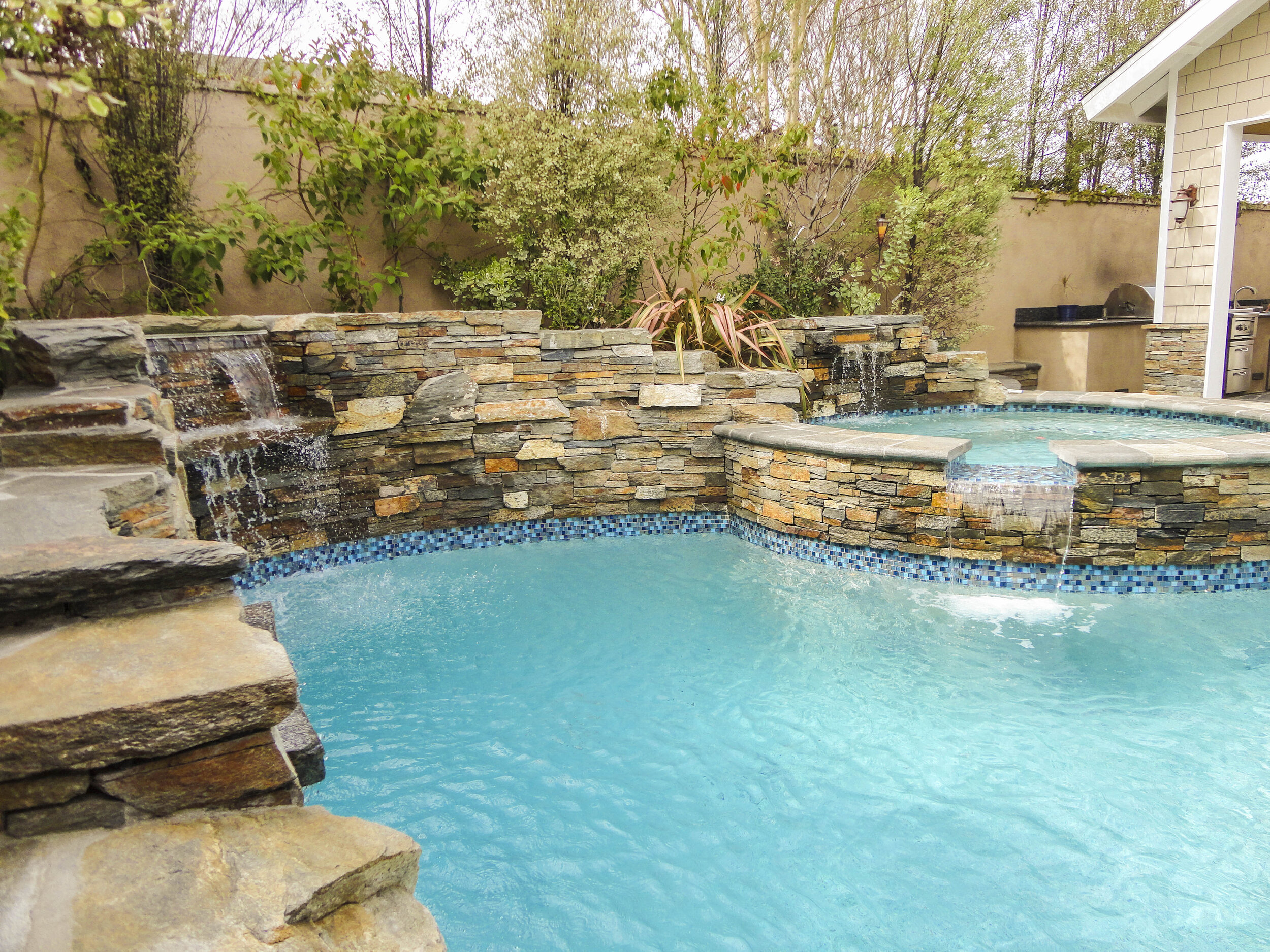 Water feature walls