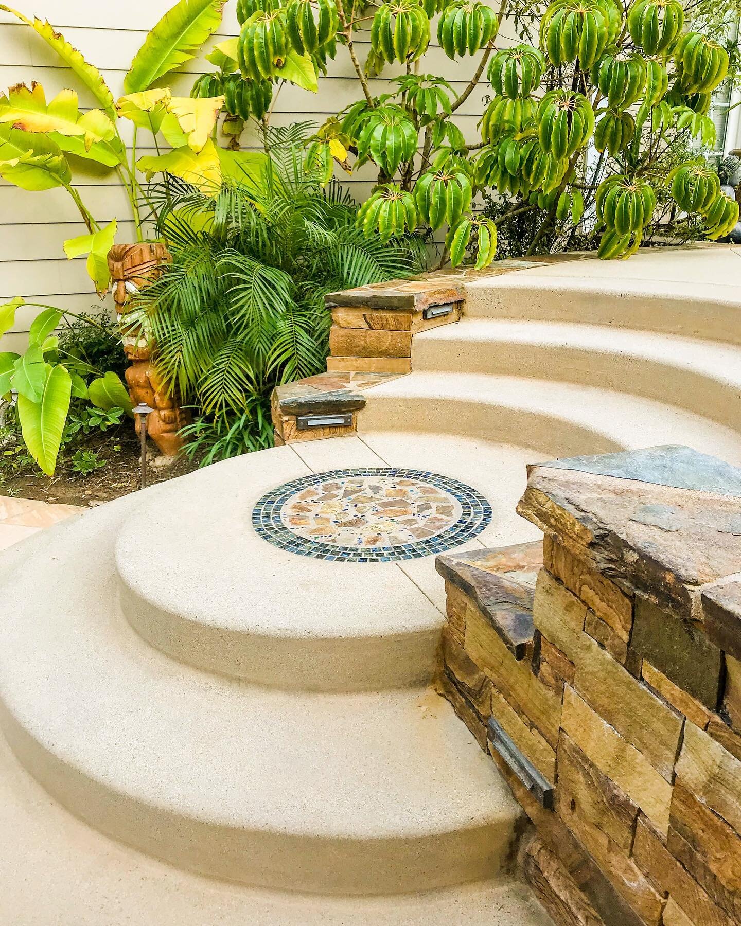 Often times outdoor spaces can be defined by simple elements brought together by nature 🌿🌴🍃 - like these stacked stoned steps topped with a custom-designed mosaic and surrounded by tropical-styled landscaping. ⁣⁣
⁣⁣
Authenticity & personality are 
