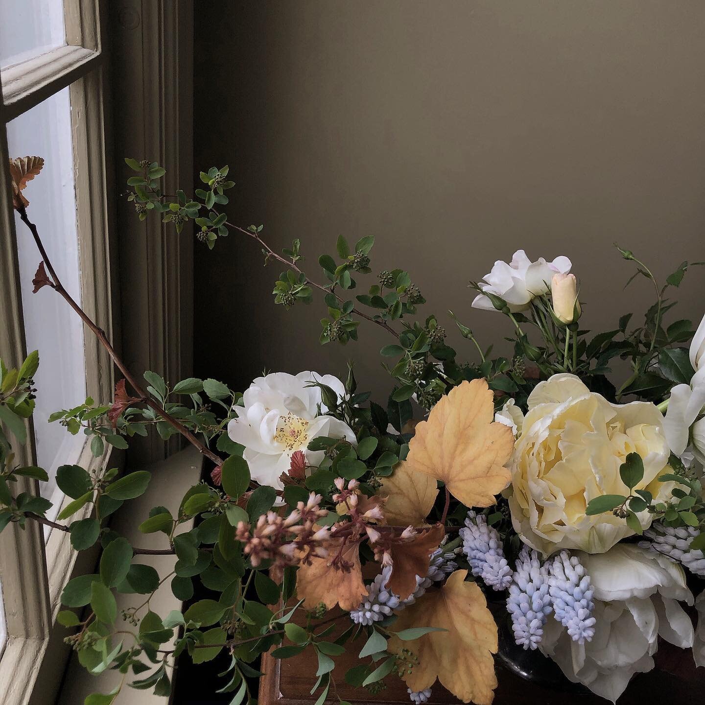 Should you work with us? It is so important when choosing a floral designer for your wedding or event that you find the right fit. With wedding season right around the corner it seems like a good idea to talk about what to expect of Hyssop design. 
1