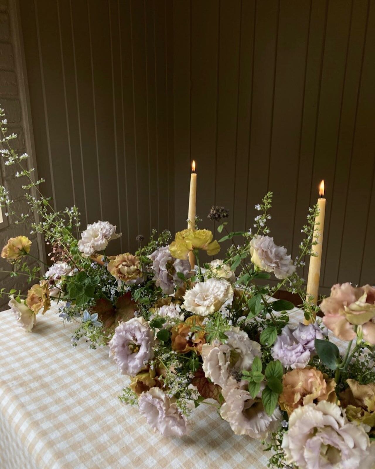 Fell in love with purple, lisianthus and local flowers all over again this weekend.

Lisianthus, calamintha, wild oregano, forget-me-not, nigella and coral bells.