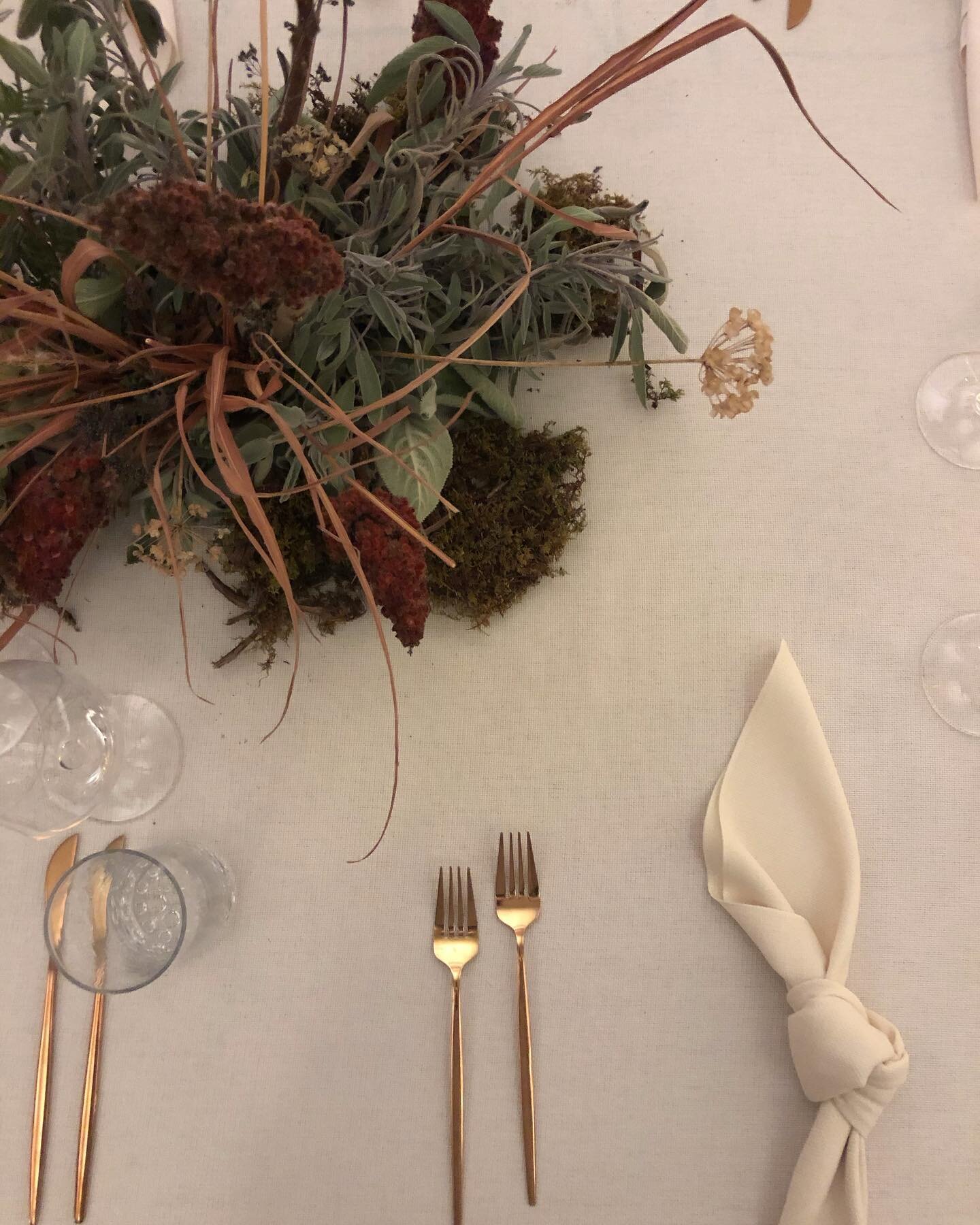 Floral tablescape for @the_sioux_chef at @artsmia. 

sumac, sage, baptesia, garlic, wild grasses, dried tomato vines, lambs ear, and cedar